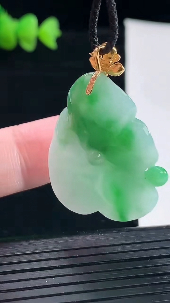 天然A货翡翠和和美美 呱呱来财吊坠，尺寸31.5-27-6.2重量:9.10g
5月9日