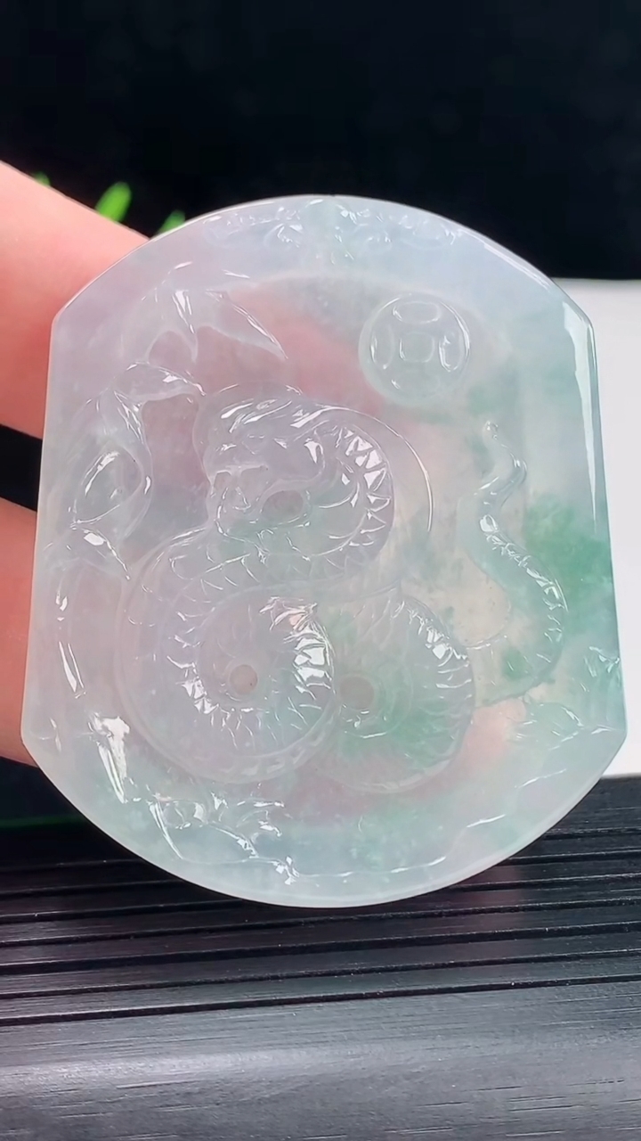 天然A货翡翠生肖蛇吊坠，尺寸52-44-5重量:25.52g
5月9日