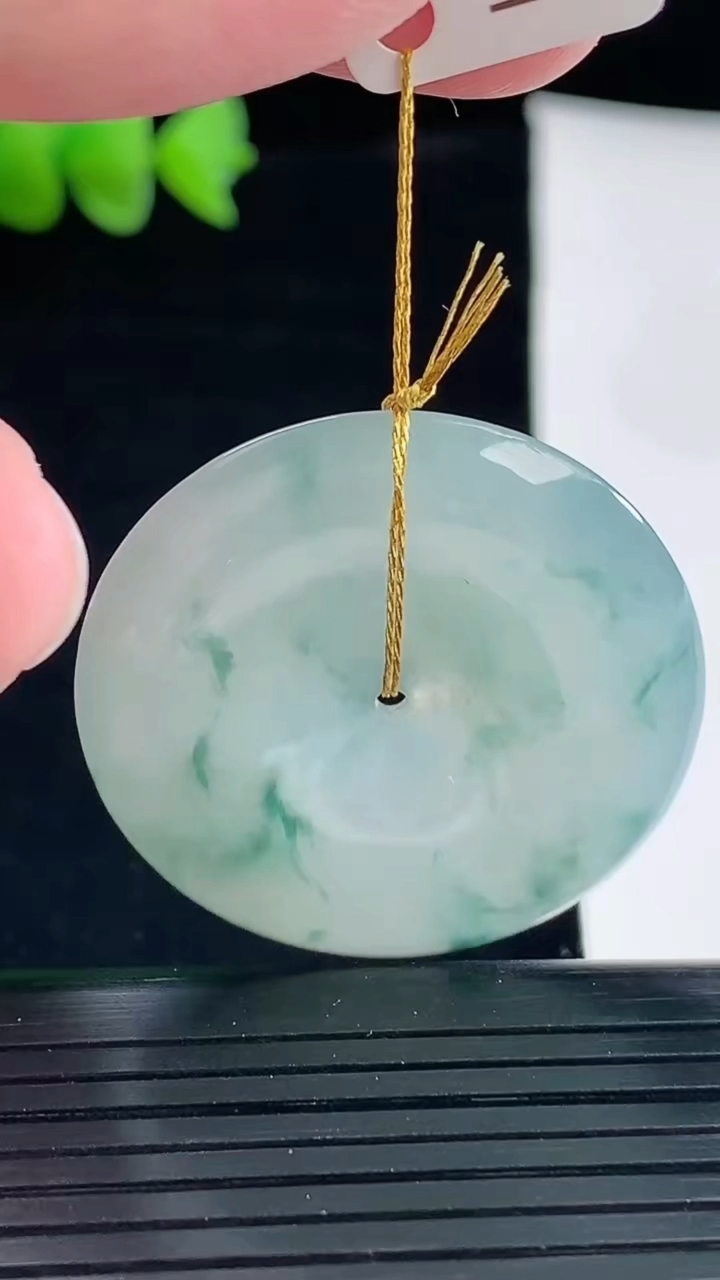 天然A货翡翠飘花平安扣吊坠，尺寸33.5-5.8重量:13.17g
5月9日