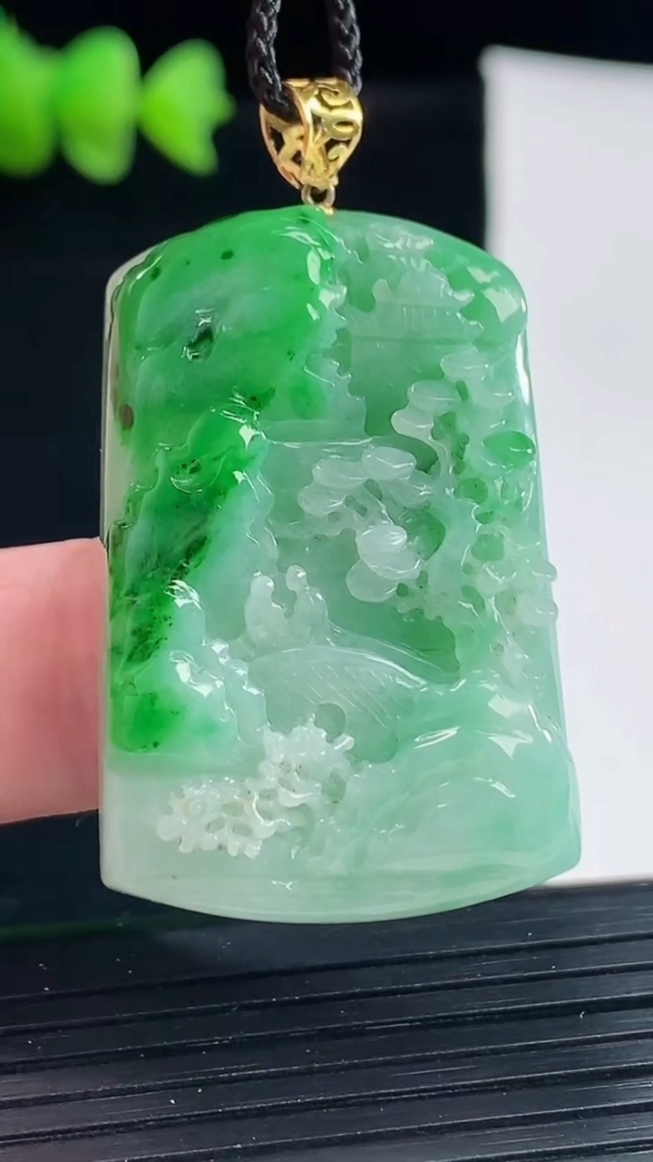 天然A货翡翠山水牌吊坠，尺寸37-25-6.2重量:13.86g
5月9日