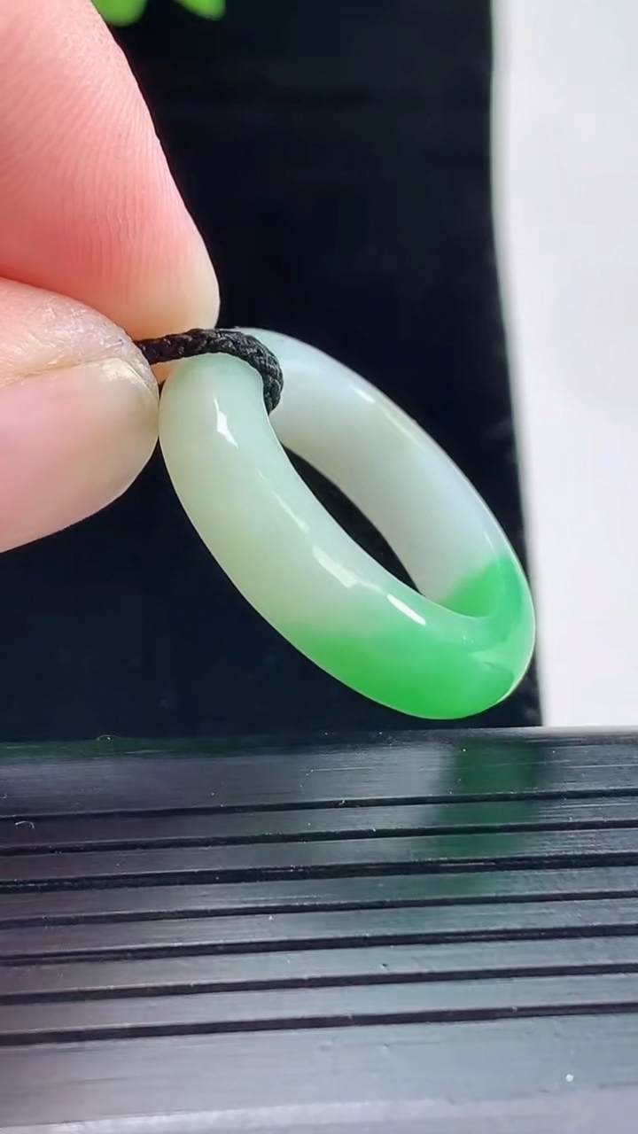 天然A货翡翠玉指环 戒指，尺寸18.5-6-4重量:4.82g2026年5月9日
工厂直销收藏佳品,种好水足，色泽均匀，有种有色，上手高大气！