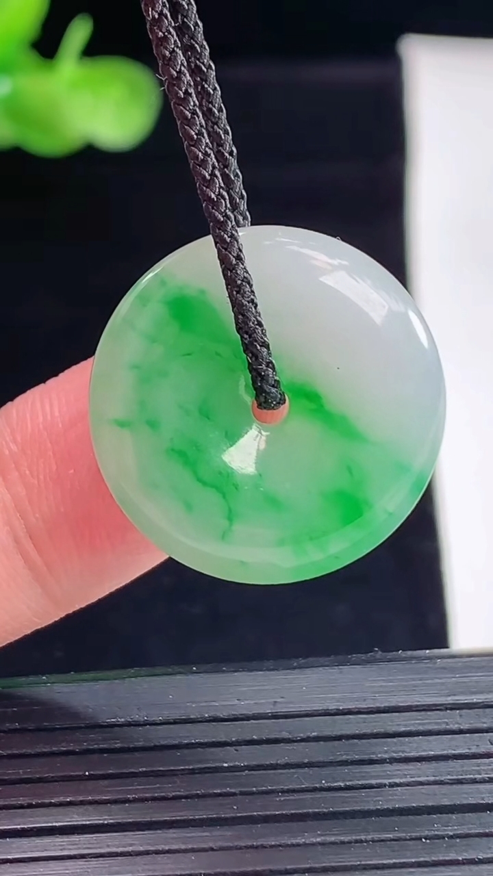 天然A货翡翠平安扣吊坠，尺寸23-5重量:5.65g
5月9日