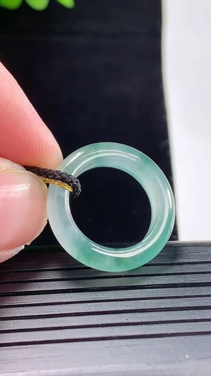 天然A货翡翠冰种飘花玉指环 戒指，尺寸15.8-4.5-3.5重量:2.83g2026年5月9日
工厂直销收藏佳品,种好水足，色泽均匀，有种有色，上手高大气！