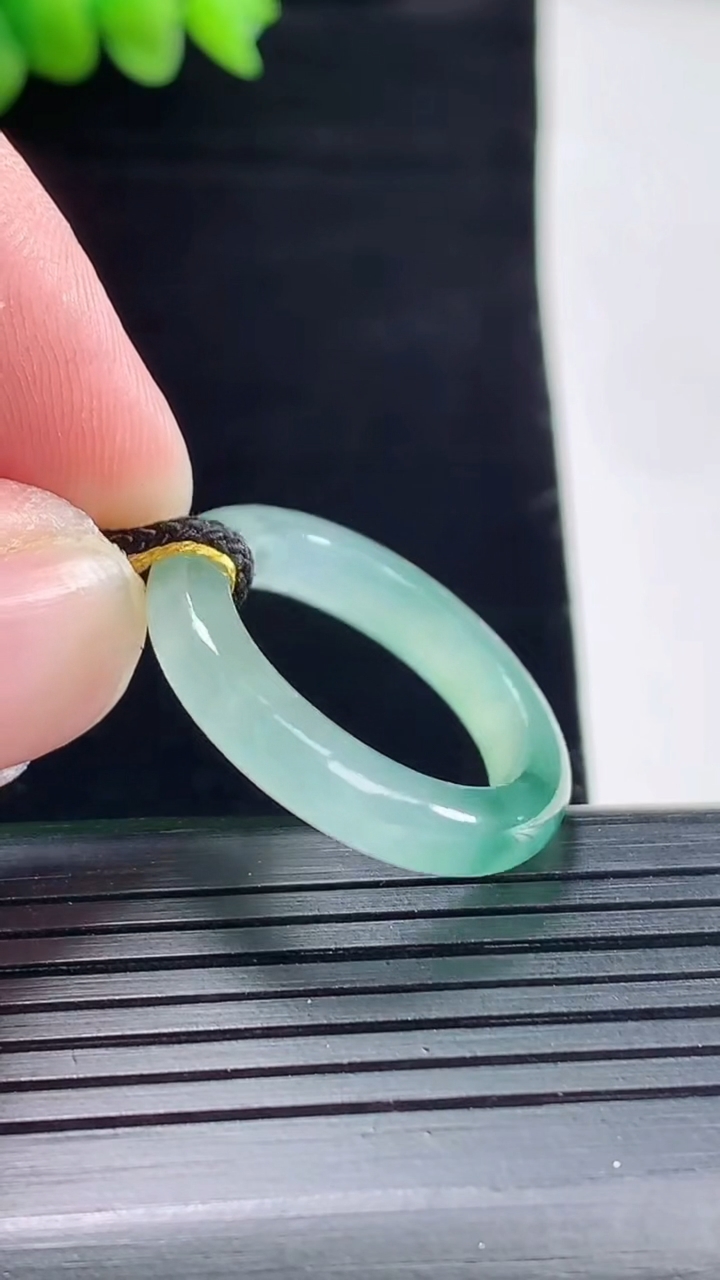 天然A货翡翠冰种飘花玉指环 戒指，尺寸19.6-4.2-3.5重量:3.39g2026年5月9日
工厂直销收藏佳品,种好水足，色泽均匀，有种有色，上手高大气！