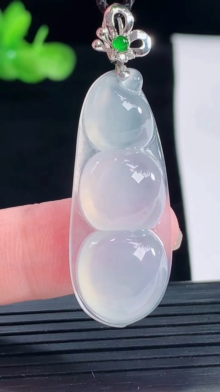 天然A货翡翠种白冰福豆吊坠，尺寸38-15.6-5.8重量:6.07g
5月9日