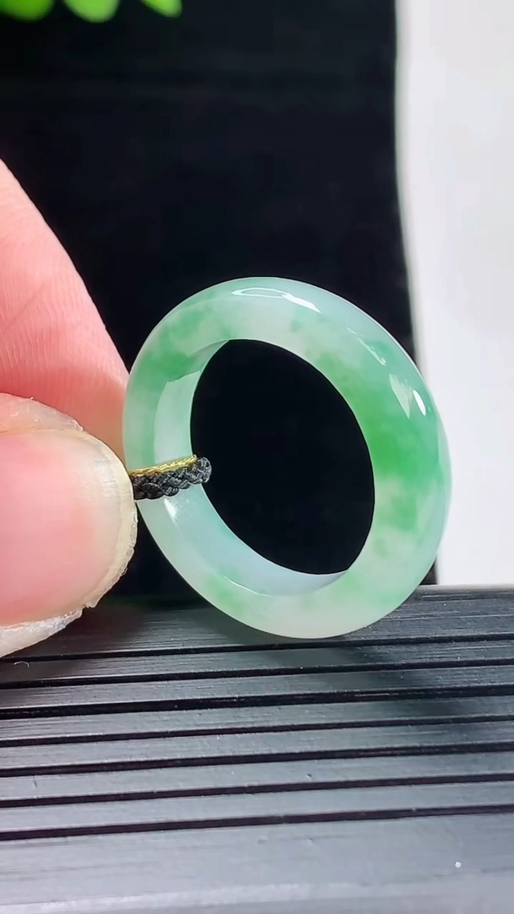 天然A货翡翠玉指环 戒指，尺寸18.3-5-3.8重量:3.91g2026年5月9日
工厂直销收藏佳品,种好水足，色泽均匀，有种有色，上手高大气！