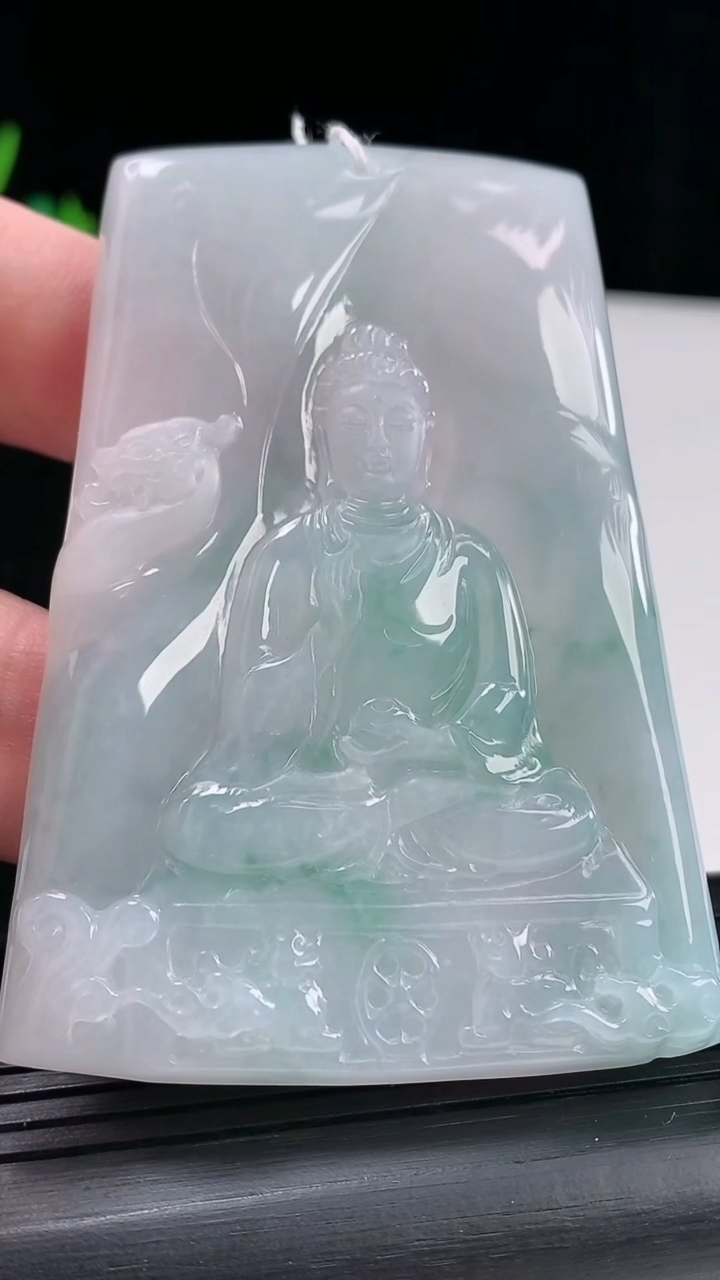 天然A货翡翠阿弥陀佛吊坠，尺寸72-52-4.6重量:46.08g
5月9日