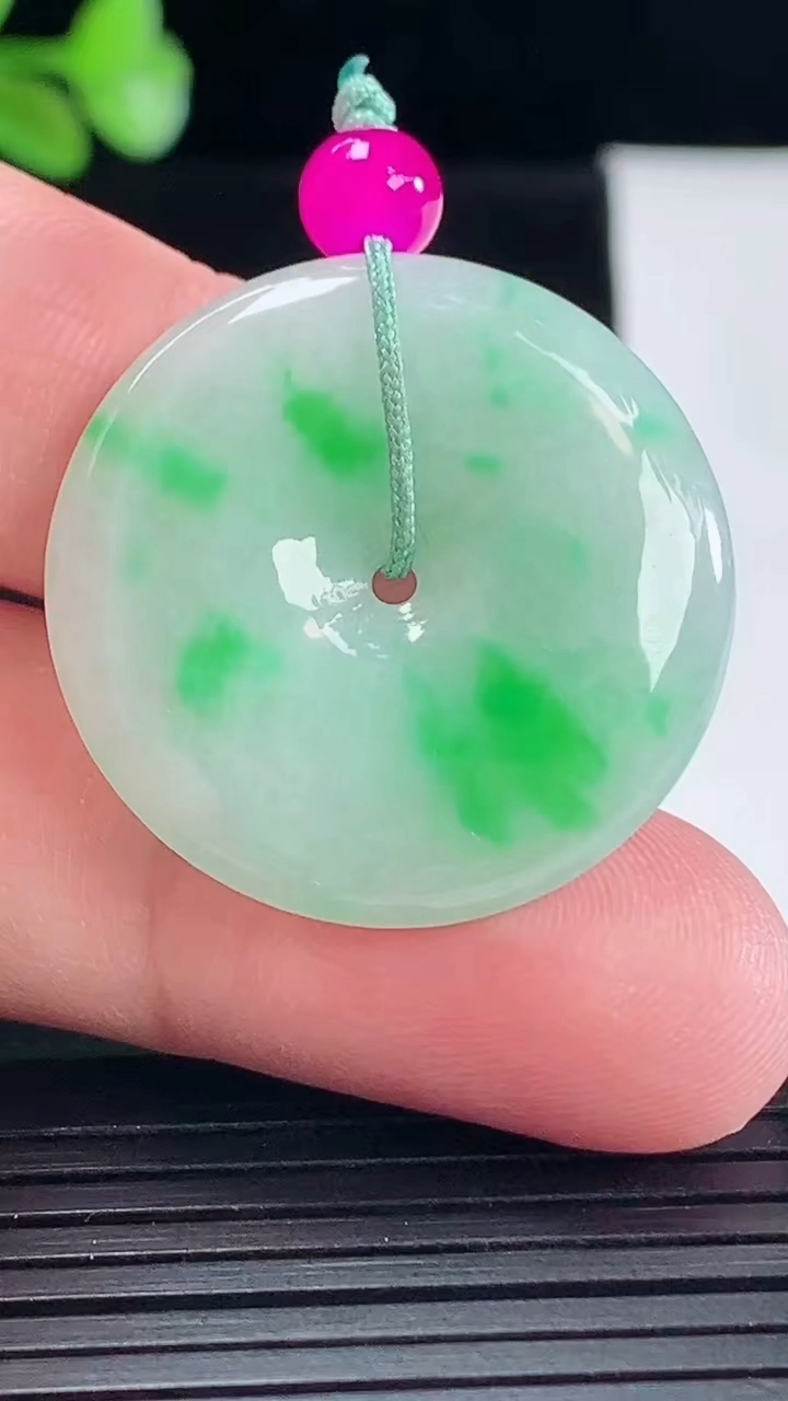 天然A货翡翠平安扣吊坠，尺寸29.5-5重量:8.98g
5月9日