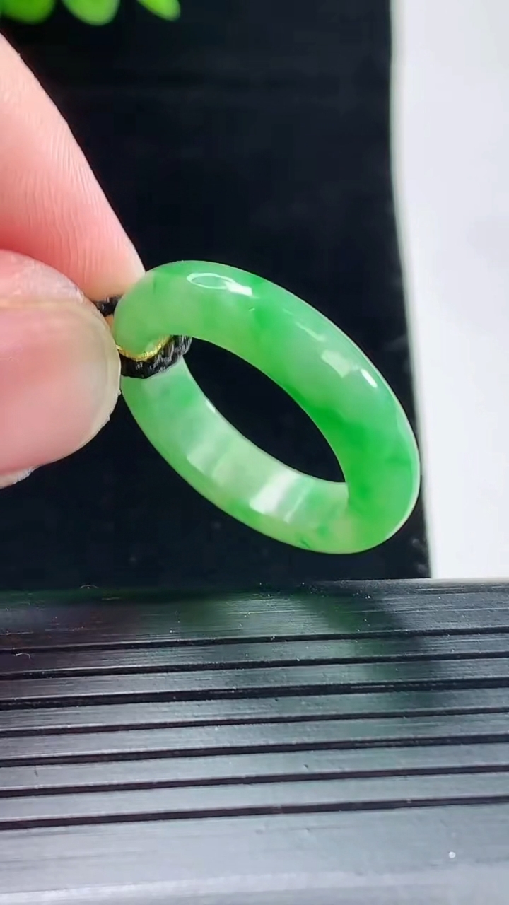 天然A货翡翠玉指环 戒指，尺寸18-5-3.5重量:3.67g2026年5月9日
工厂直销收藏佳品,种好水足，色泽均匀，有种有色，上手高大气！