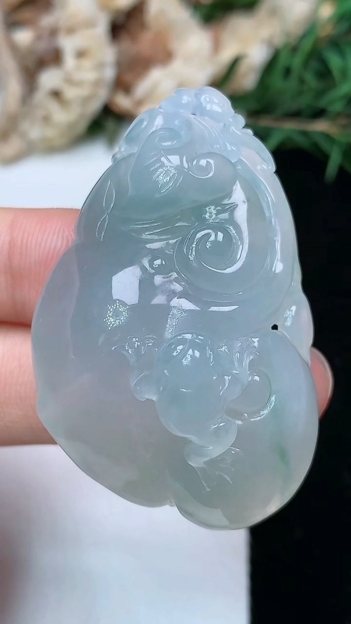 天然A货翡翠如意吊坠，尺寸45.2-28.5-13.9，重量:21.60g
5月9日