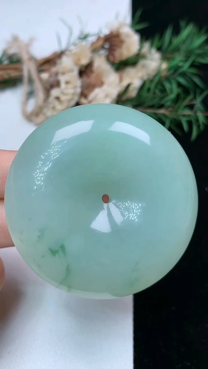 天然A货翡翠飘花平安扣吊坠，尺寸48.6-12.4，重量:57.01g
5月9日
