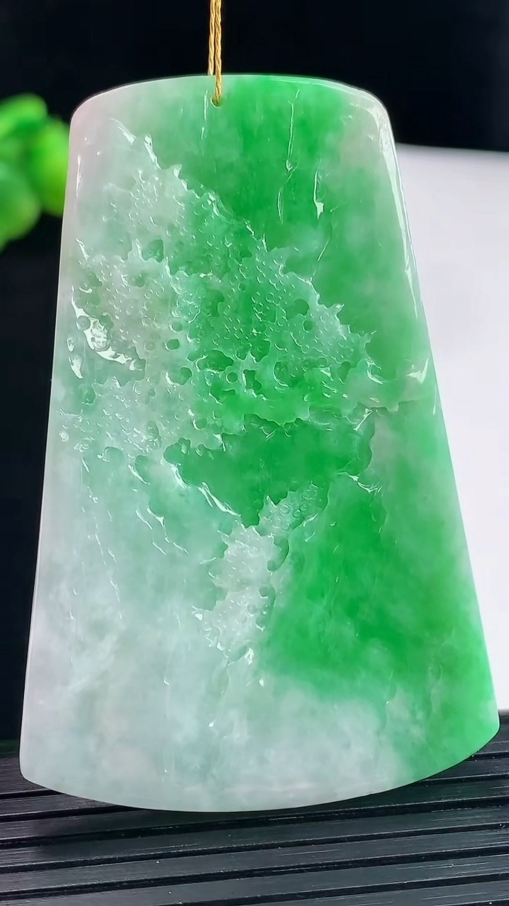 天然A货翡翠山水牌吊坠，尺寸60.5-40-6重量:29.31g
5月9日