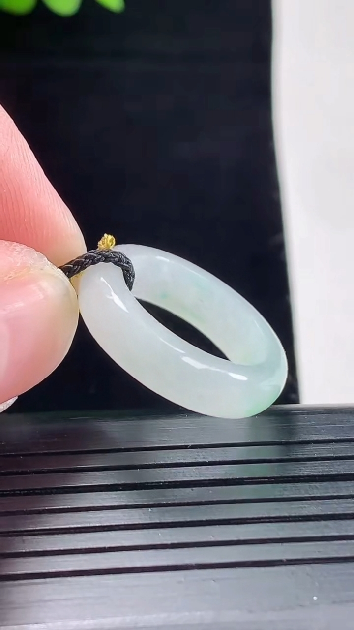 天然A货翡翠玉指环 戒指，尺寸17-5.5-3.2重量:3.28g2026年5月9日
工厂直销收藏佳品,种好水足，色泽均匀，有种有色，上手高大气！