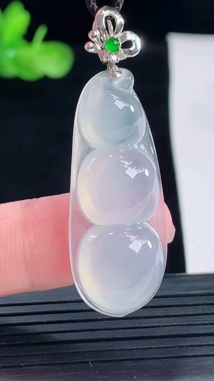 天然A货翡翠种白冰福豆吊坠，尺寸38-15.6-5.8重量:6.07g
5月9日