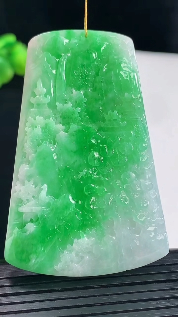 天然A货翡翠山水牌吊坠，尺寸60.5-40-6重量:29.31g
5月9日
