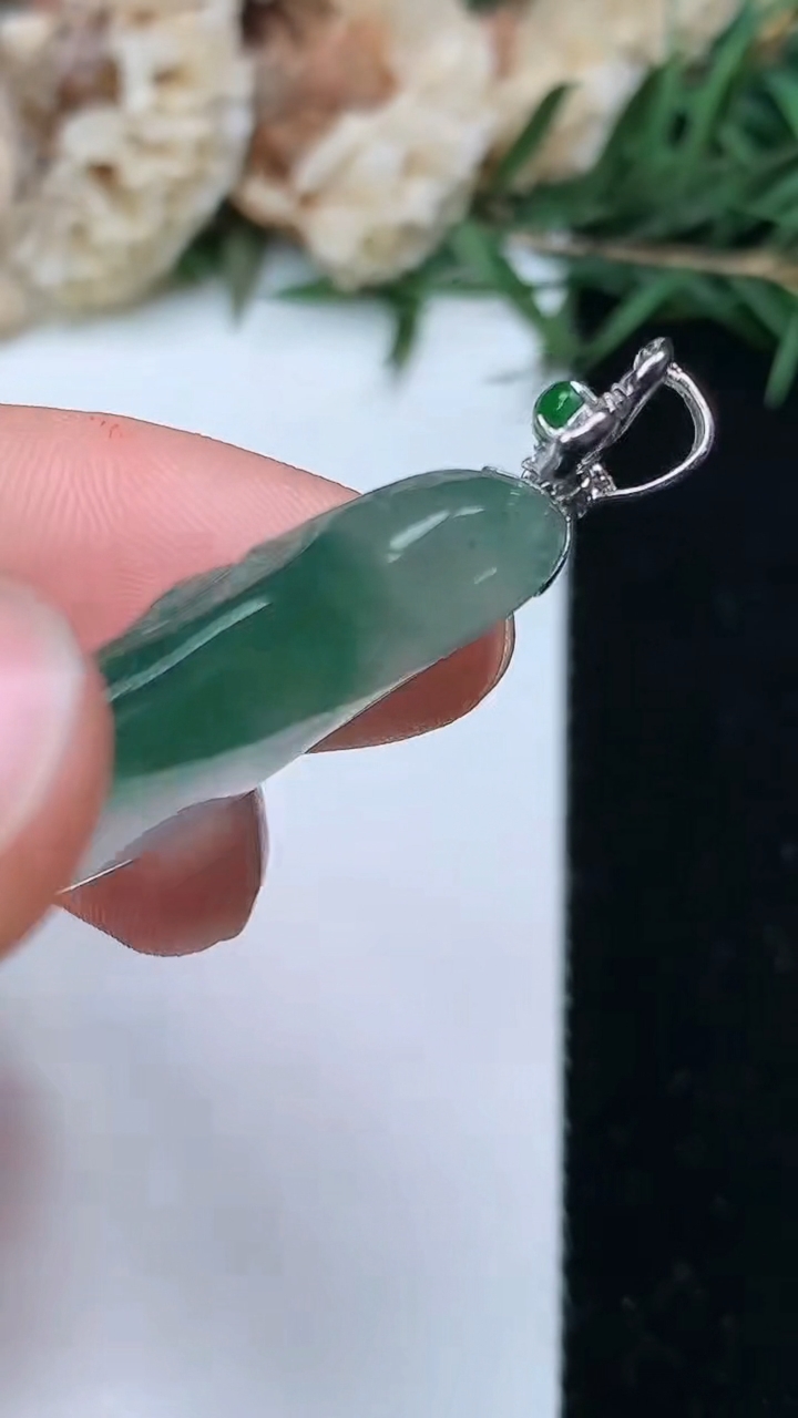 天然A货翡翠飘花龙牌吊坠，尺寸27.8-25.3-6.8，重量:9.06g
5月9日