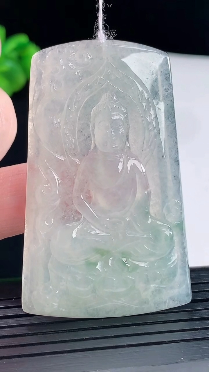 天然A货翡翠大日如来佛吊坠，尺寸57-35-4.6重量:19.28g
5月9日