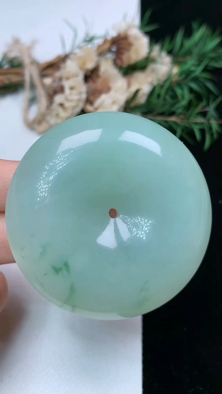 天然A货翡翠飘花平安扣吊坠，尺寸48.6-12.4，重量:57.01g
5月9日