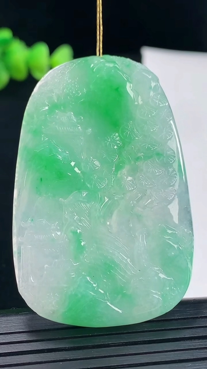 天然A货翡翠山水牌吊坠，尺寸55-36-6重量:25.50g
5月9日