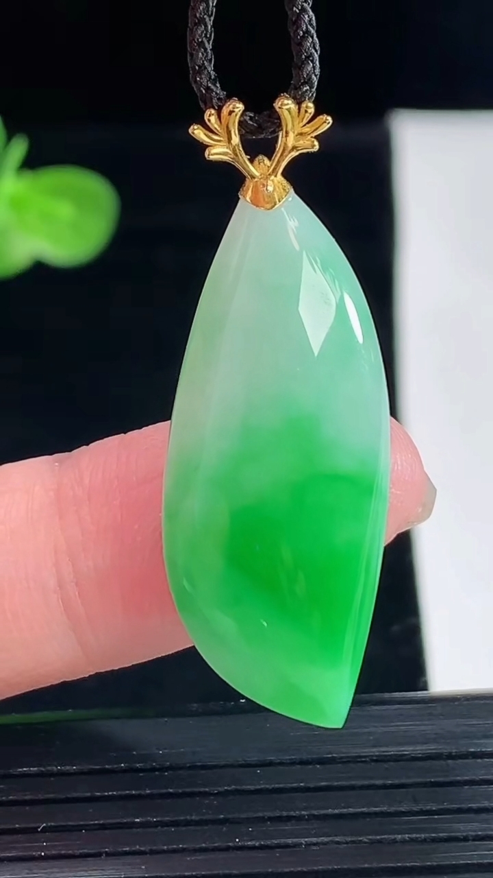 天然A货翡翠随形吊坠，尺寸32-14-7.6重量:5.67g
5月9日