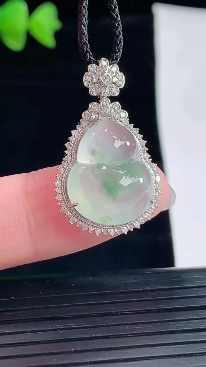 天然A货翡翠葫芦吊坠，尺寸28-18-8.8，裸石17.5-14重量:3.64g
5月9日