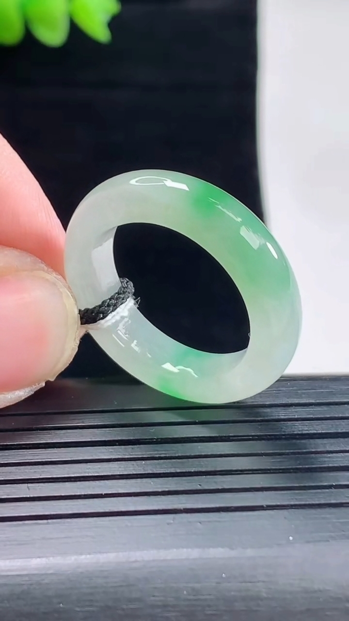 天然A货翡翠玉指环 戒指，尺寸19.3-6-4.2重量:5.63g2026年5月9日
工厂直销收藏佳品,种好水足，色泽均匀，有种有色，上手高大气！