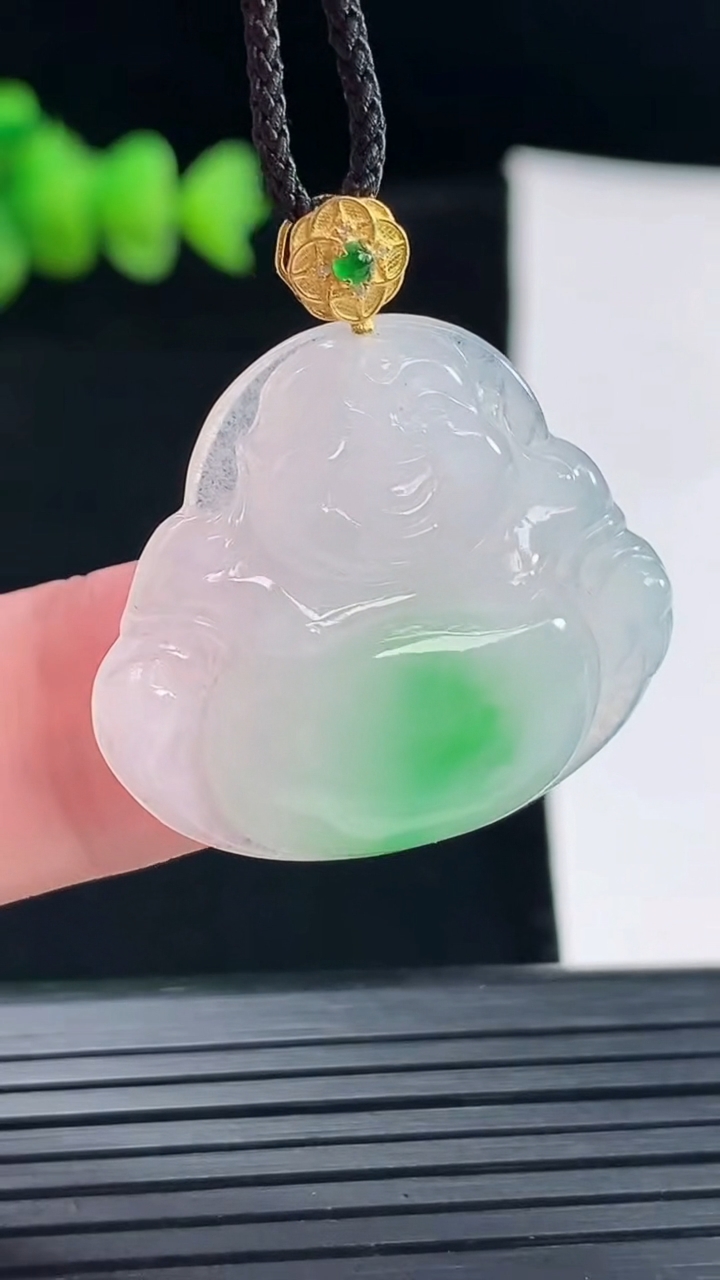 天然A货翡翠佛公吊坠，尺寸25.5-29.6-4.5重量:5.78g
5月9日