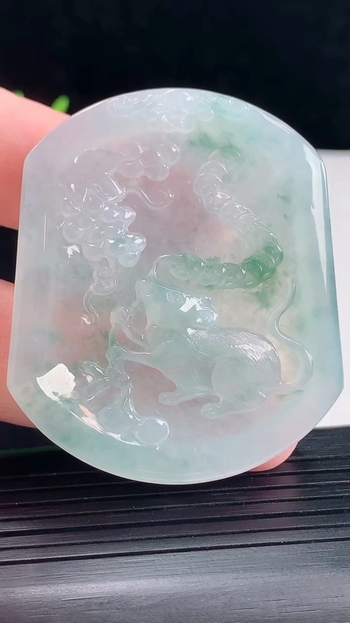 天然A货翡翠冰种飘花生肖鼠吊坠，尺寸52-44-4.5重量:24.54g
5月9日