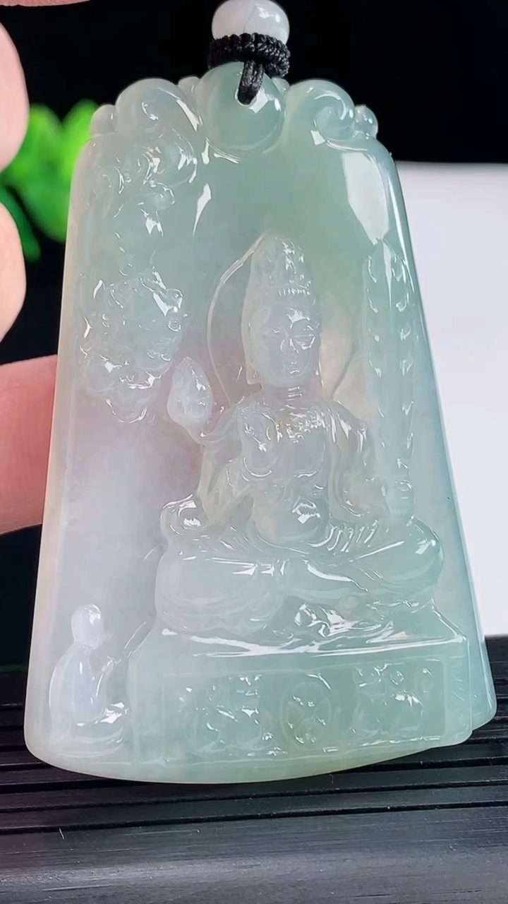 天然A货翡翠虚空藏菩萨吊坠，尺寸60-41-5重量:30.22g
5月9日