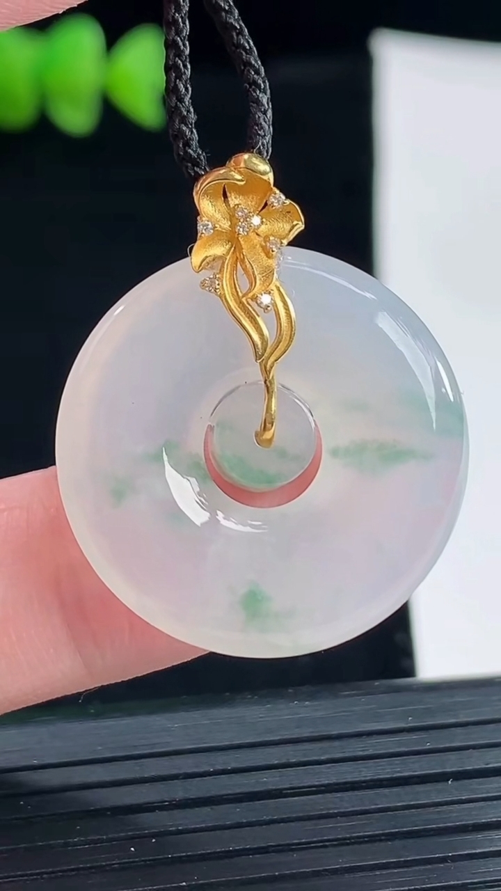 天然A货翡翠种飘花子母平安扣吊坠，尺寸26-4重量:5.70g
5月9日