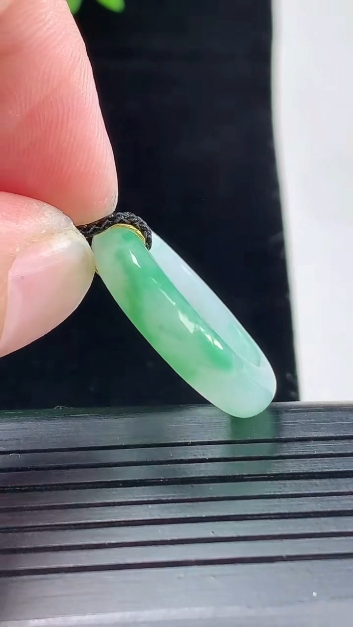 天然A货翡翠玉指环 戒指，尺寸18.3-5-3.8重量:3.91g2026年5月9日
工厂直销收藏佳品,种好水足，色泽均匀，有种有色，上手高大气！