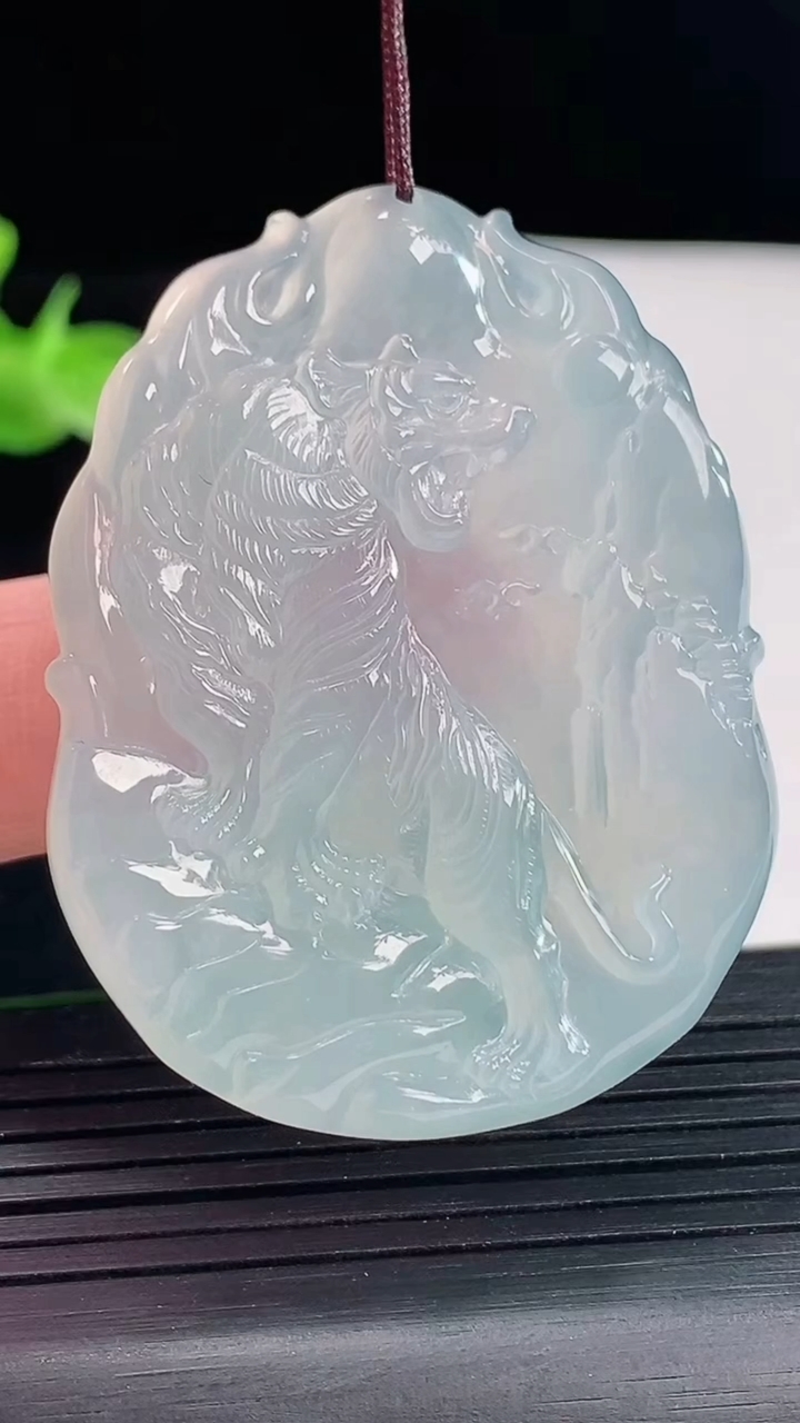 天然A货翡翠种白冰生肖虎吊坠，尺寸48-37-5.8重量:22.79g
5月9日