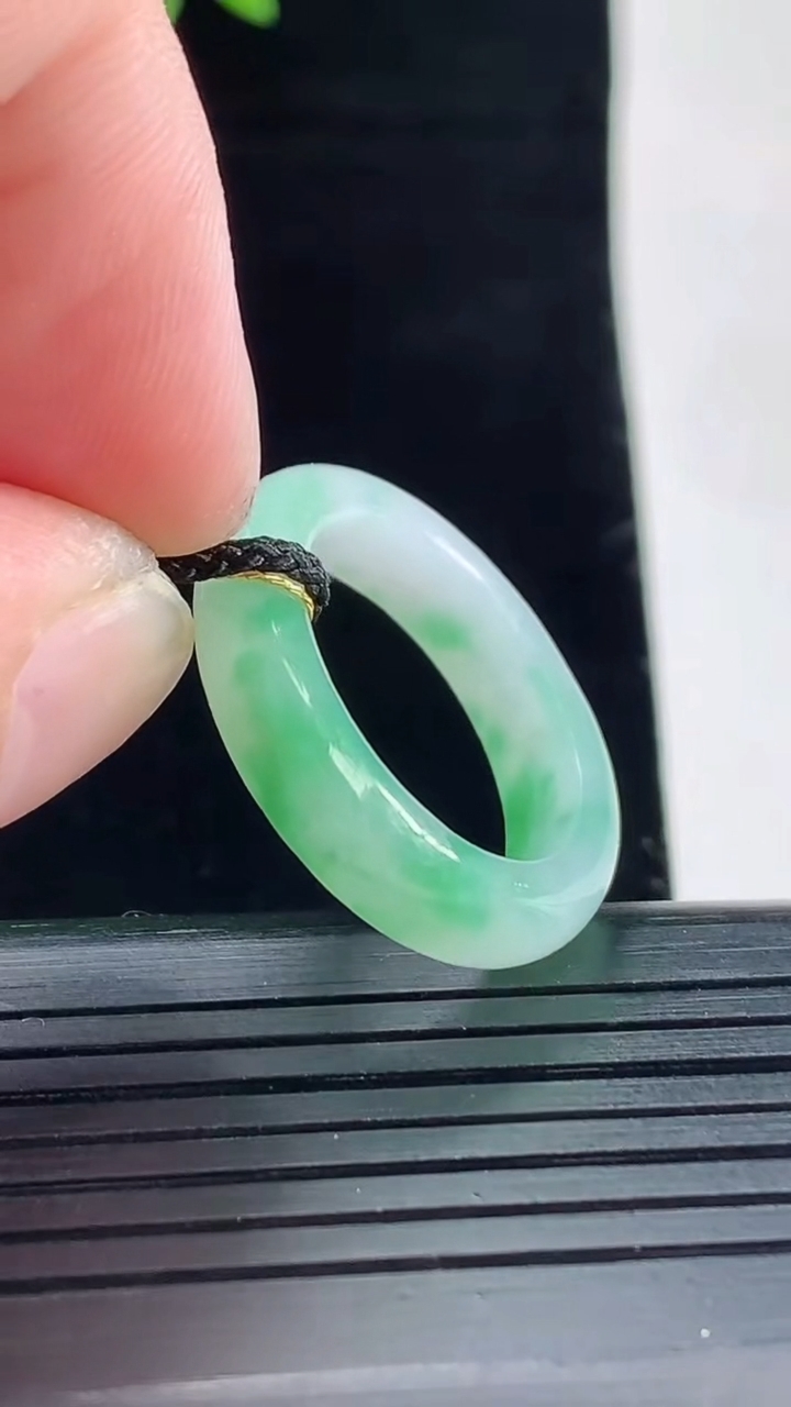天然A货翡翠玉指环 戒指，尺寸18.3-5-3.8重量:3.91g2026年5月9日
工厂直销收藏佳品,种好水足，色泽均匀，有种有色，上手高大气！