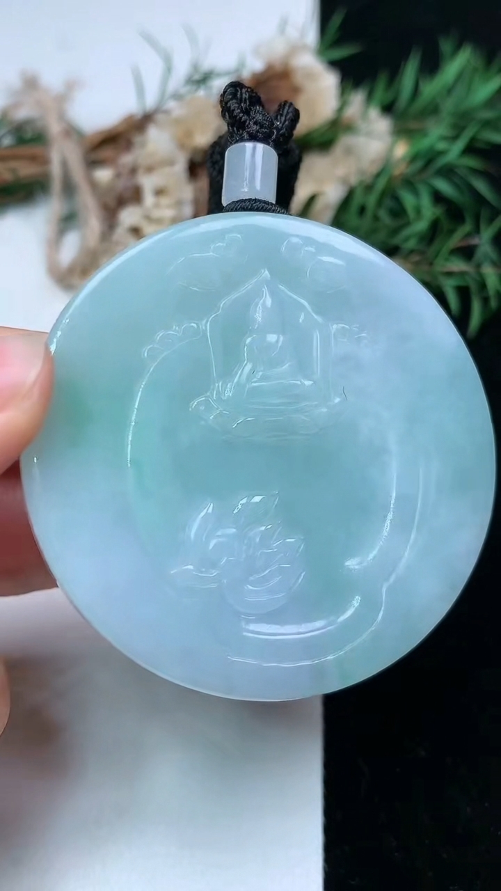 天然A货翡翠观音头吊坠，尺寸50.7-12，重量:75.24g
5月9日