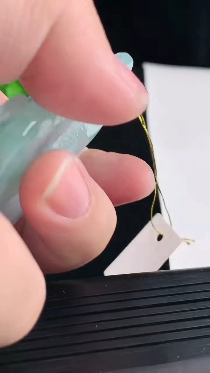 天然A货翡翠山水牌吊坠，尺寸60-41-11重量:58.46g
5月9日