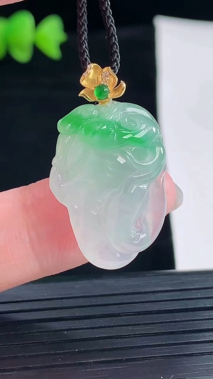 天然A货翡翠富甲一方 蟹钳吊坠，尺寸24.6-17.6-8重量:5.30g
5月9日