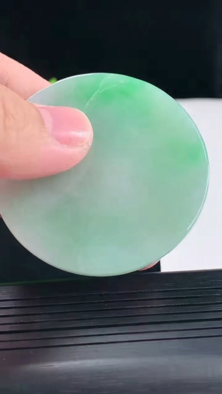 天然A货翡翠山水牌吊坠，尺寸53-5.5重量:37.65g
5月9日