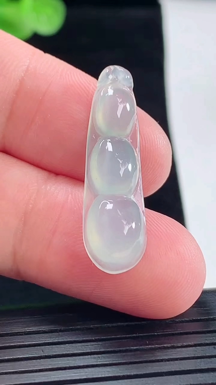 天然A货翡翠福豆吊坠，尺寸32-9-5.5重量:2.02g
5月9日