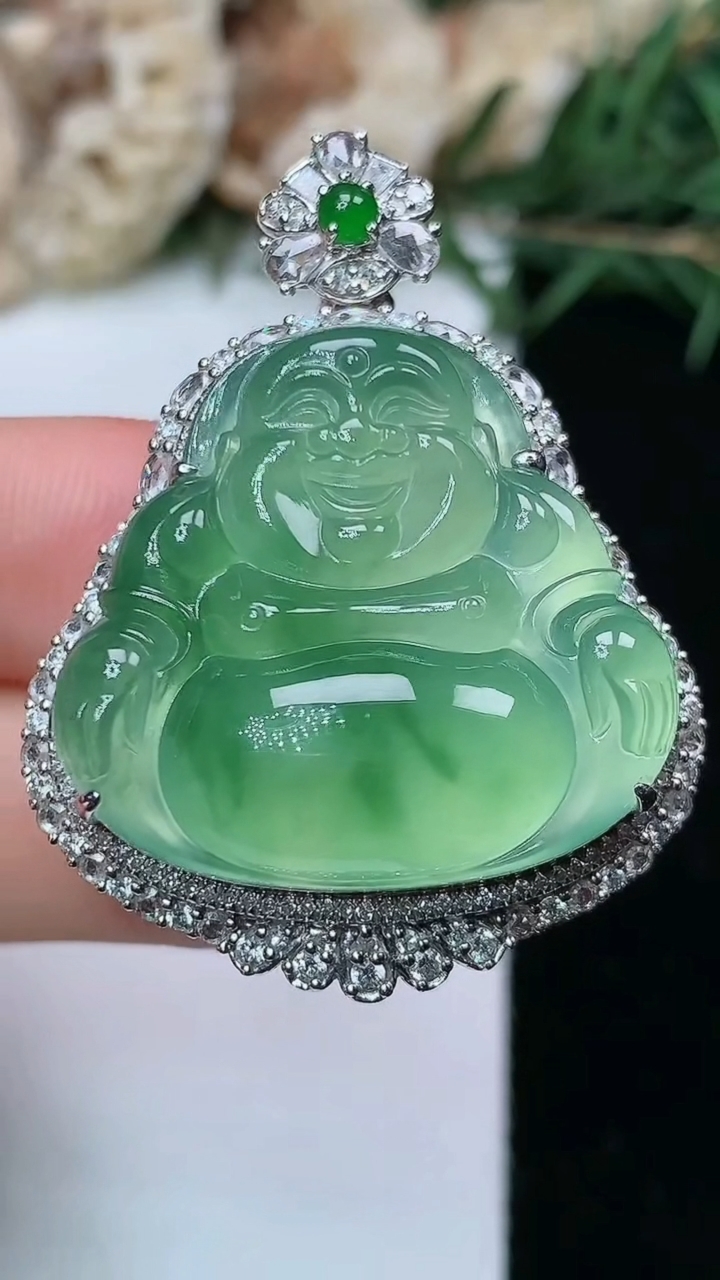 天然A货翡翠佛公吊坠，尺寸39.7-29.8-14，裸石24-25.9，重量:14.77g
5月9日