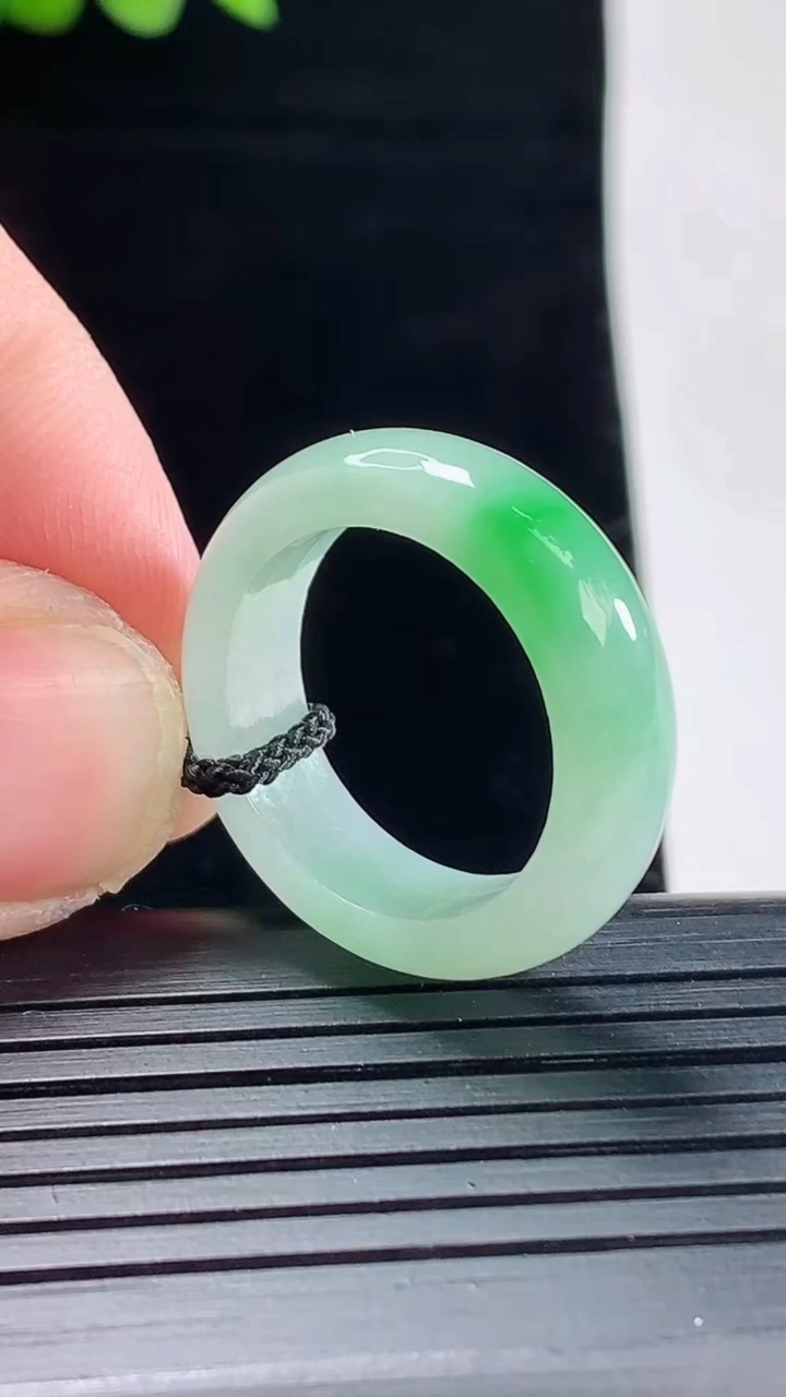 天然A货翡翠玉指环 戒指，尺寸18.2-6.2-3.6重量:4.58g2026年5月9日
工厂直销收