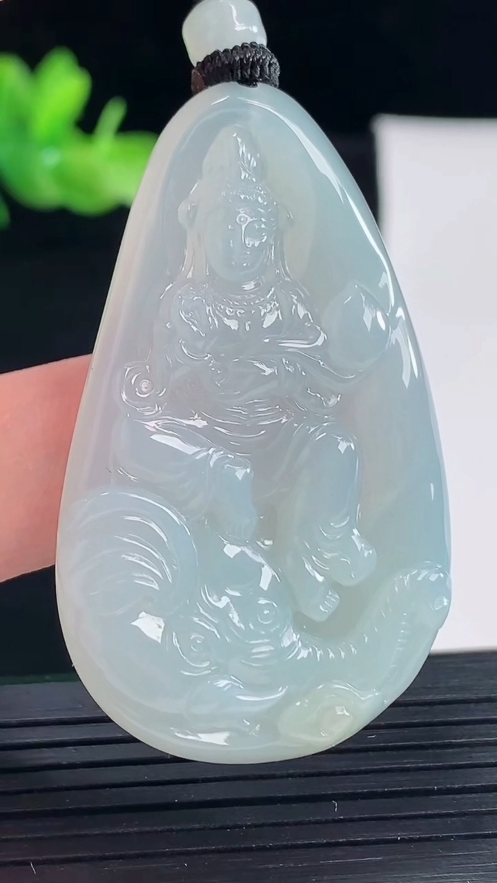 天然A货翡翠普贤菩萨吊坠，尺寸49-30-5重量:18.15g
5月9日