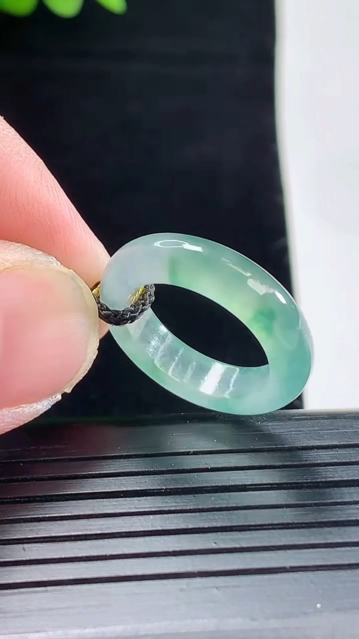 天然A货翡翠冰种飘花玉指环 戒指，尺寸15.8-4.5-3.5重量:2.83g2026年5月9日
工厂直销收藏佳品,种好水足，色泽均匀，有种有色，上手高大气！