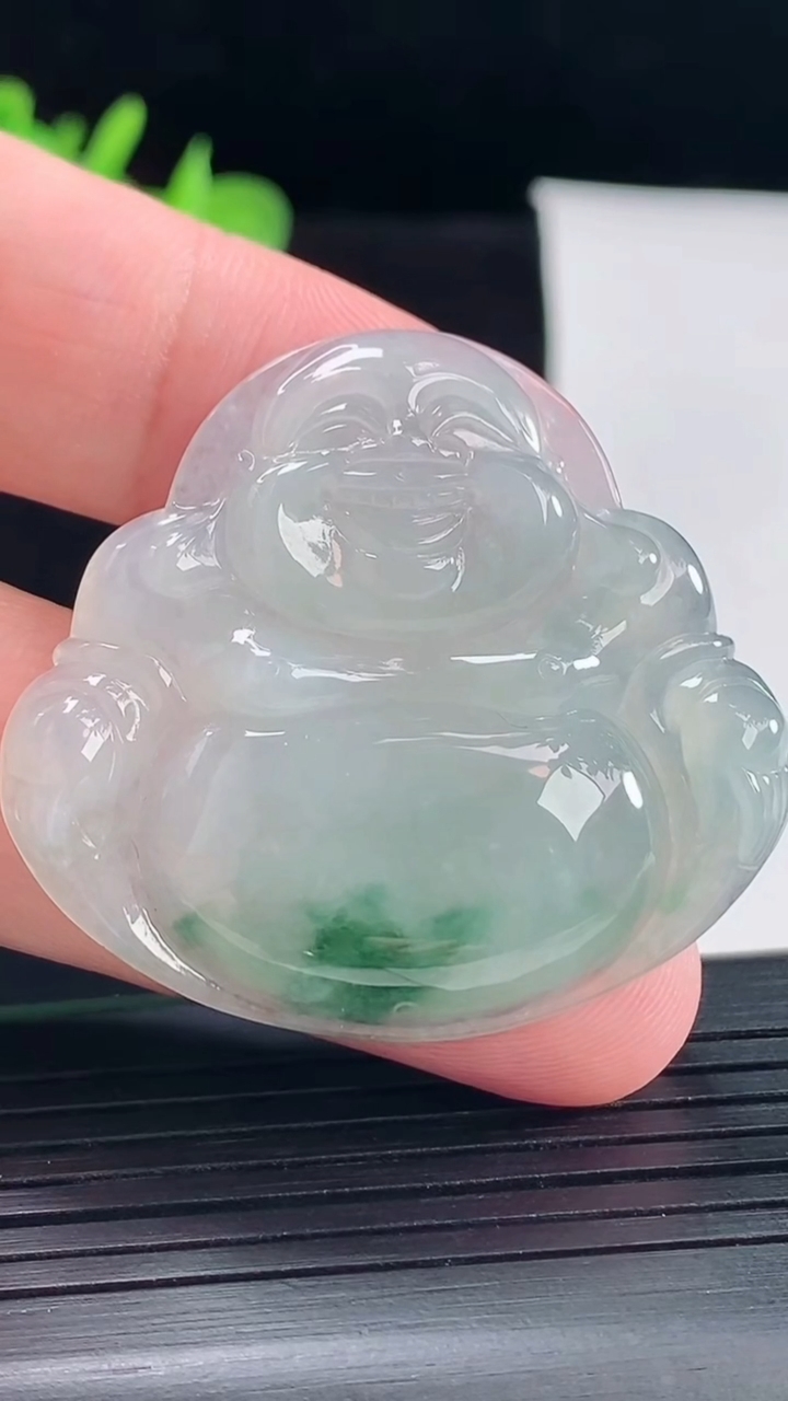 天然A货翡翠飘花佛公吊坠，尺寸38-42-6重量:13.59g
5月9日