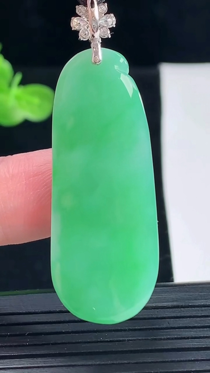 天然A货翡翠福豆吊坠，尺寸42.5-17-7.6重量:10.13g
5月9日