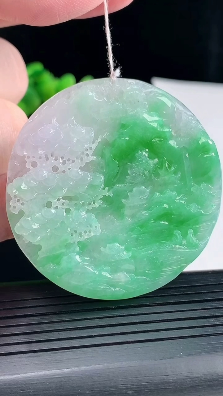 天然A货翡翠山水牌吊坠，尺寸52-4.8重量:24.34g
5月9日