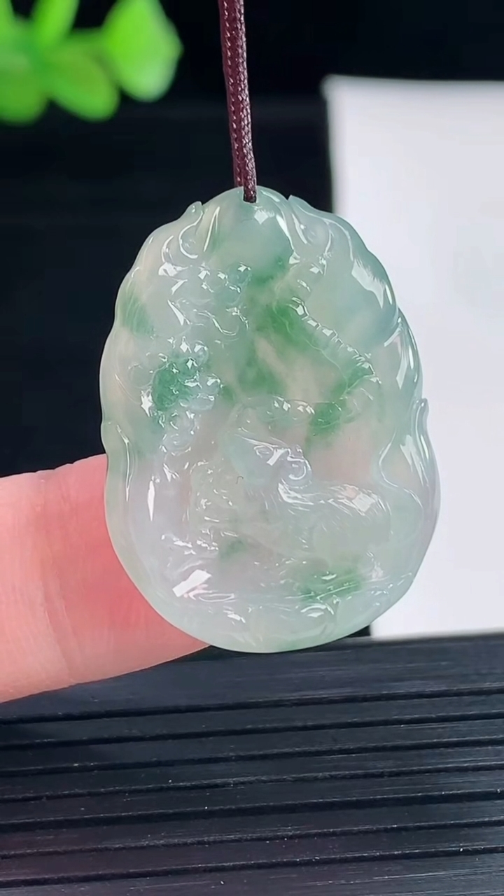 天然A货翡翠飘花生肖鼠吊坠，尺寸30-22-4重量:5.31g
5月9日