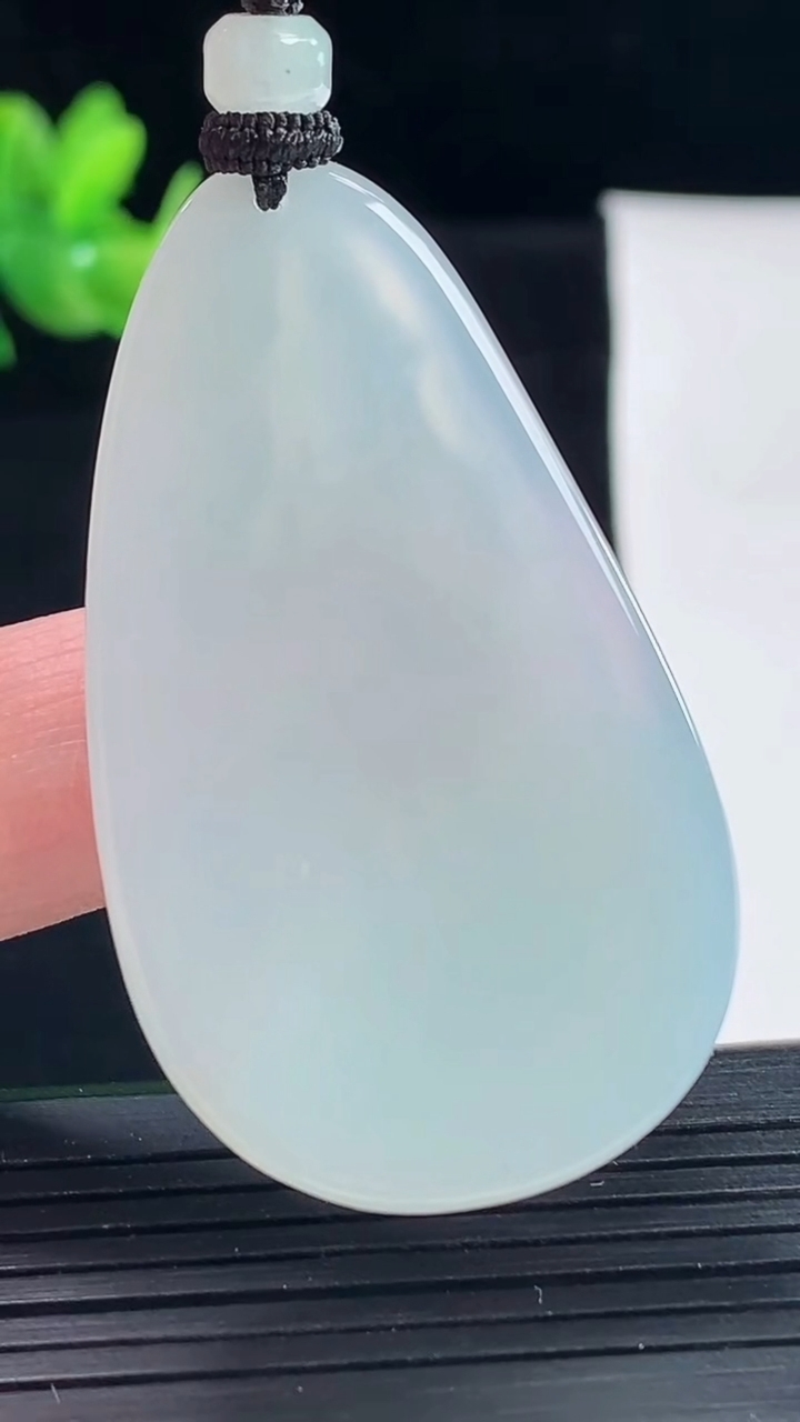 天然A货翡翠普贤菩萨吊坠，尺寸49-30-5重量:18.15g
5月9日