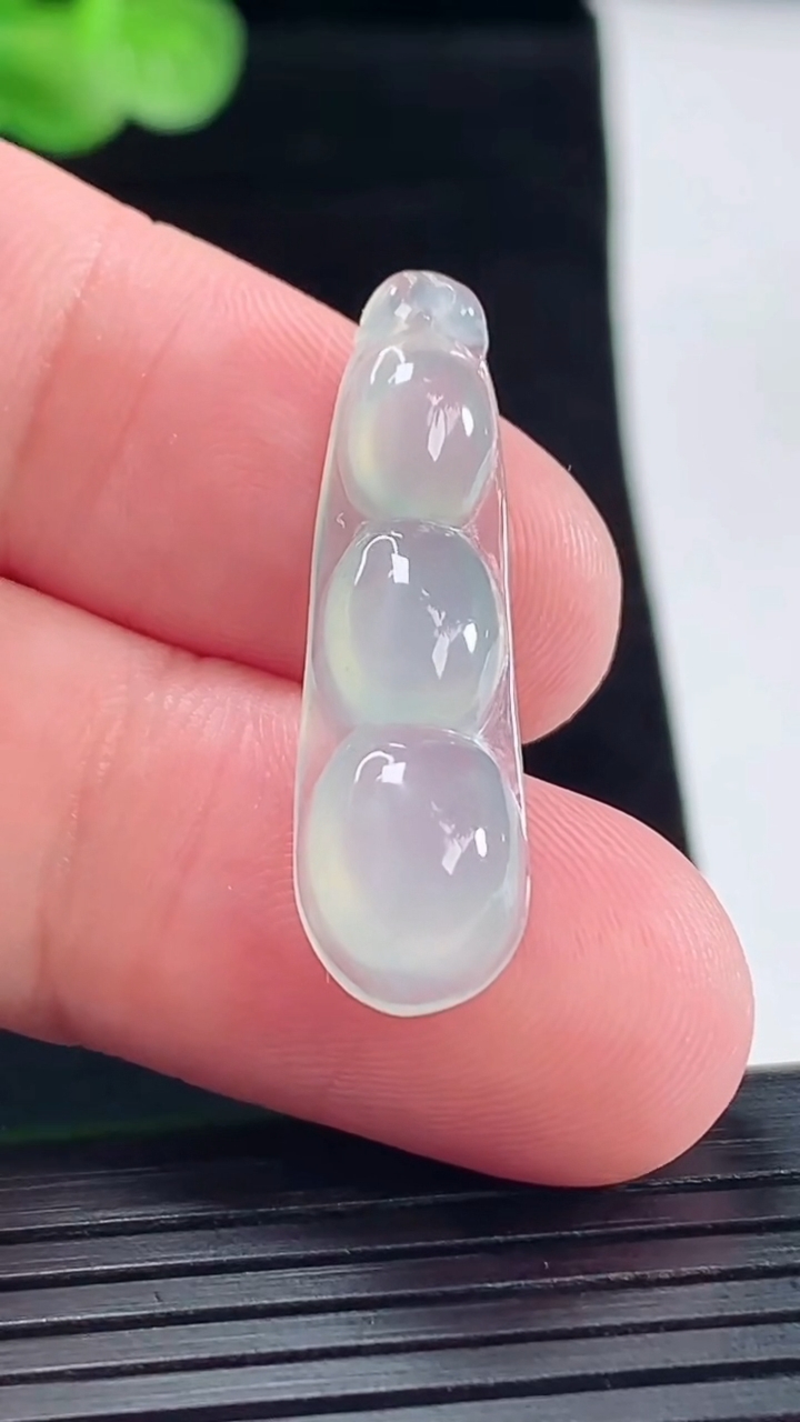 天然A货翡翠福豆吊坠，尺寸32-9-5.5重量:2.02g
5月9日