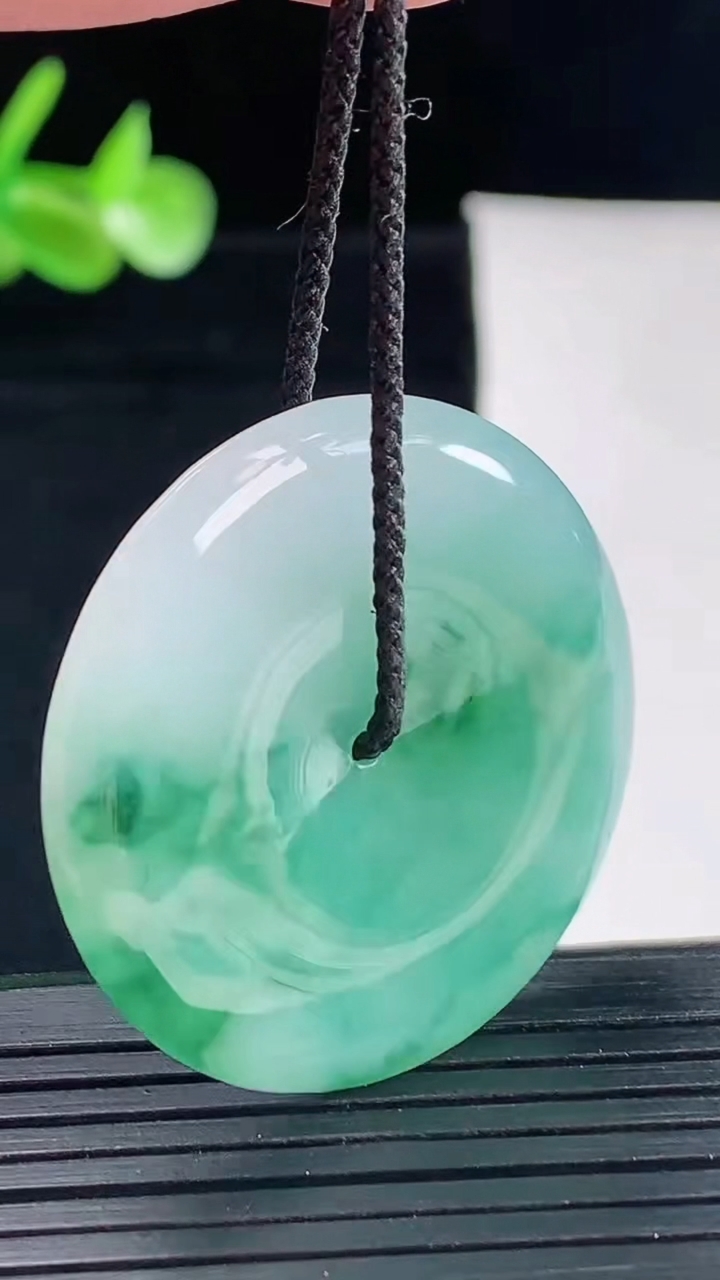 天然A货翡翠冰种飘花平安扣吊坠，尺寸35.5-5重量:14.34g
5月9日