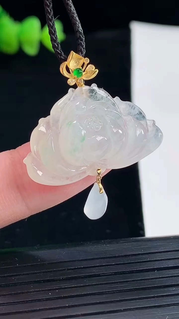 天然A货翡翠和和美美 荷花吊坠，尺寸16.5-28.5-9.8重量:6.27g
5月9日